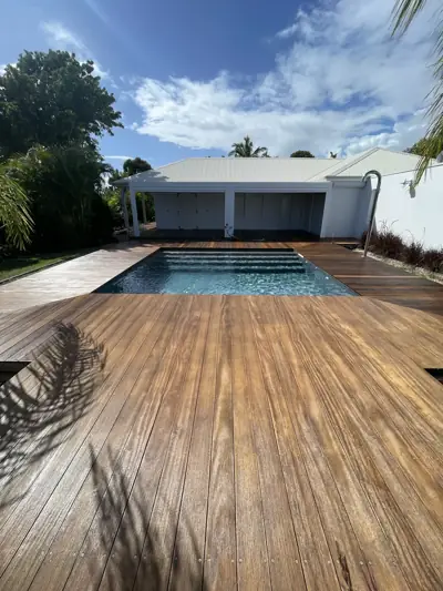 Terrasse en bois autour d’un bassin