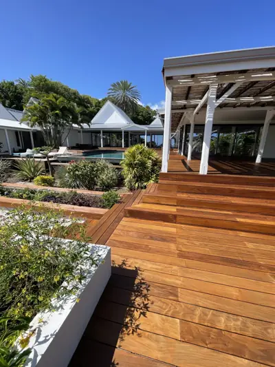 Marches et terrasse en bois